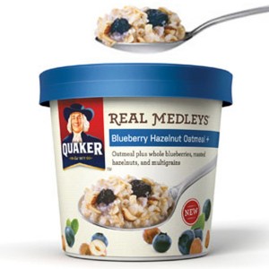 ترکیبات خمیر میوه‌‌ای و آجیلی Quaker’s Real Medleys در یک فنجان سفارشی که از ترکیب مقوا و پلاستیک برای یک حس مدرن و عملکرد کاربردی استفاده می‌‌کند، به بازار آمده‌‌اند.